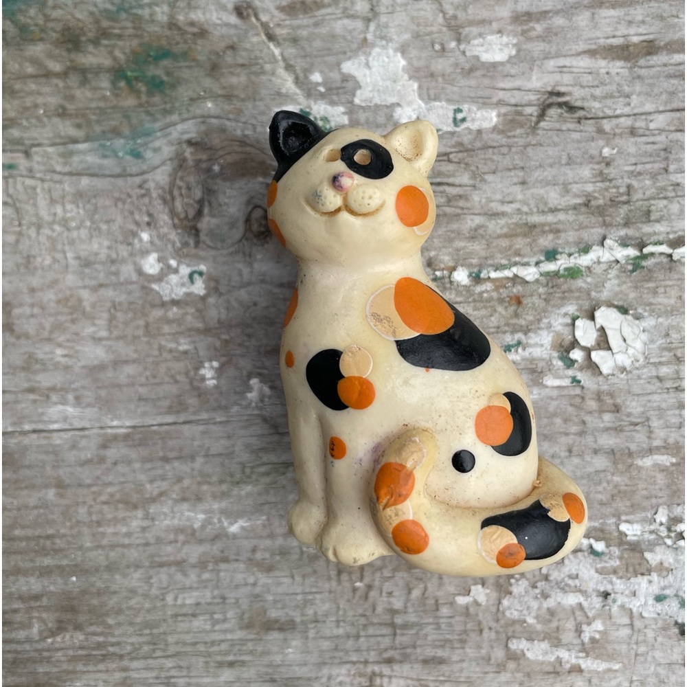 Vintage calico cat magnet